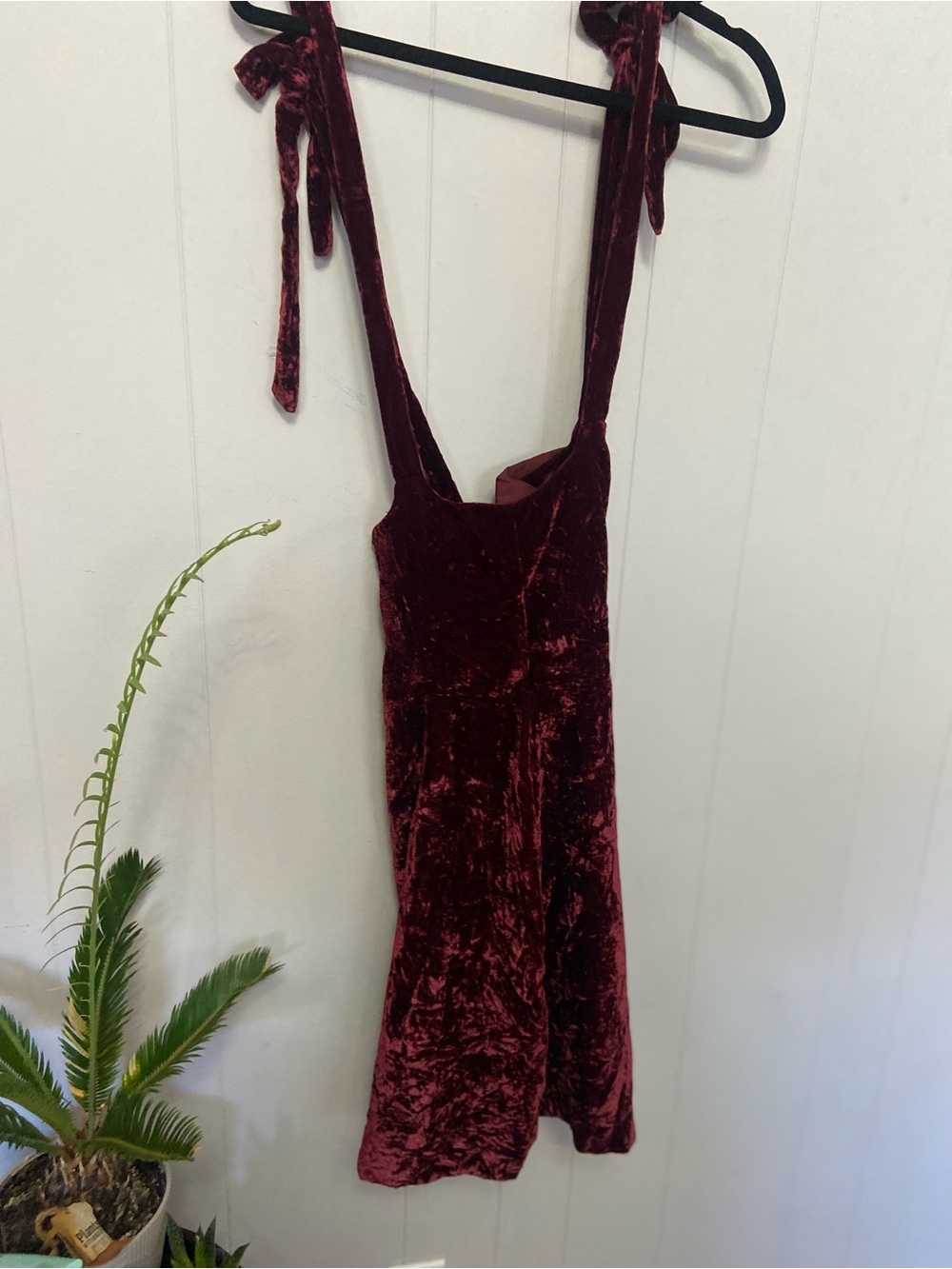House of Harlow Crushed Velvet Tie-Shoulder Burgundy Dress. Size Small